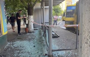 Під удар в Одесі потрапила зупинка транспорту з людьми (фото)
