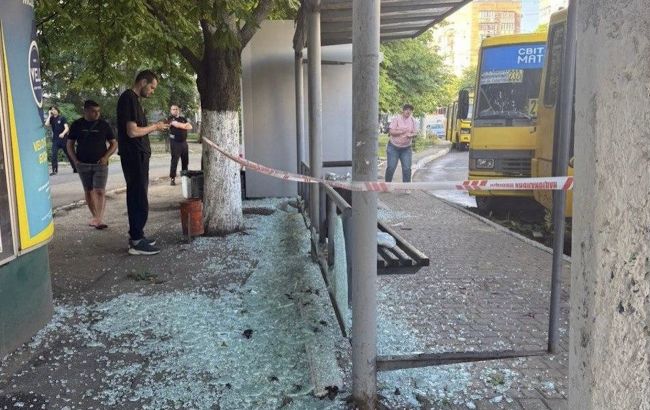 Під удар в Одесі потрапила зупинка транспорту з людьми (фото)