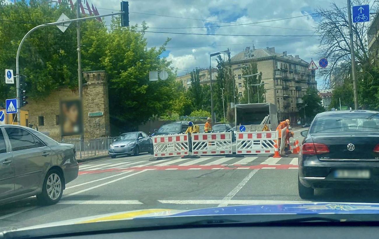 У центрі Києва провалився асфальт відразу у двох місцях: поліція звернулася до водіїв