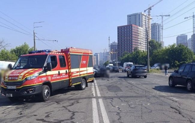 У Києві масштабна ДТП на Виноградарі: поліція показала перші кадри