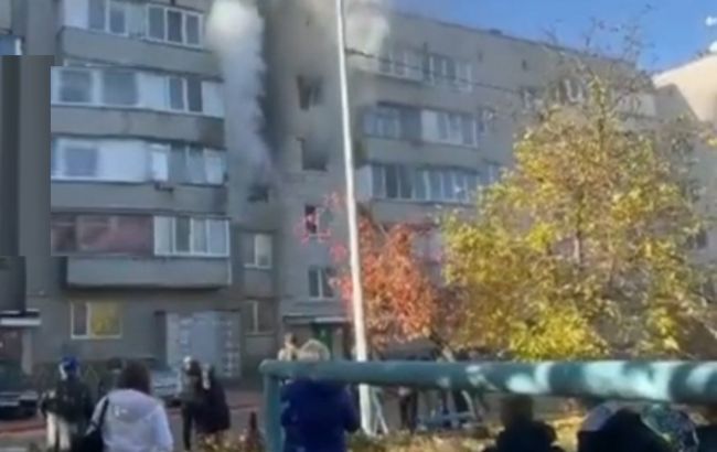 У Києві в мікрорайоні Бортничі загорілася квартира в багатоповерхівці: є постраждалі