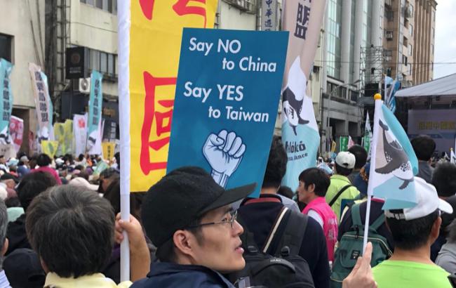 На Тайвані тисячі людей вимагають незалежності від Китаю