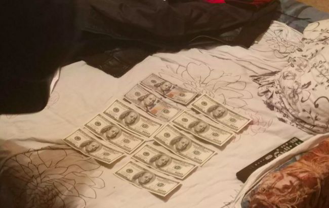 У Києві слідчий поліції викрав 5 тис. доларів речових доказів, - ДБР