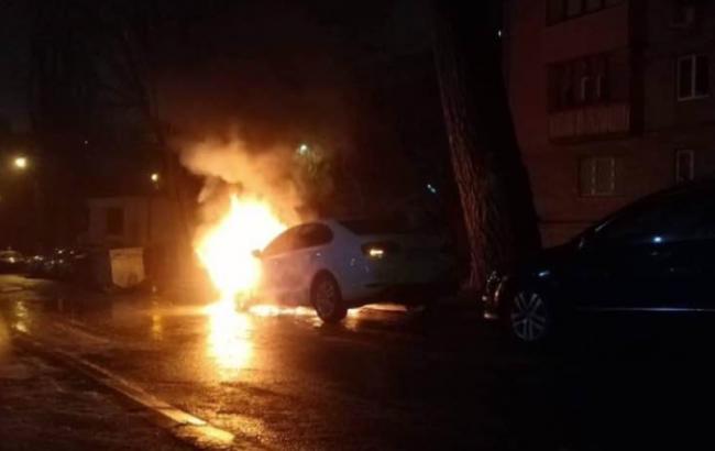 В Киеве возле посольства РФ сожгли машину на дипномерах