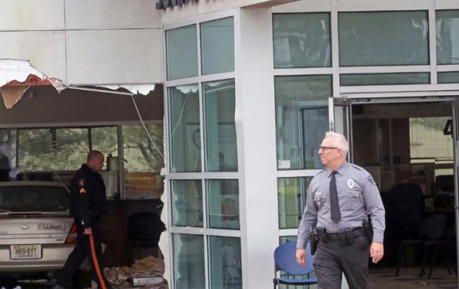 У Нью-Джерсі автомобіль врізався в офіс, постраждало 20 чоловік