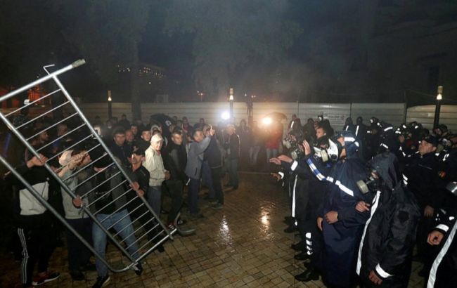 В Албании протестующие попытались штурмовать парламент, есть пострадавшие