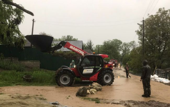 В Хмельницкой обл. из-за непогоды обесточено более 70 населенных пунктов