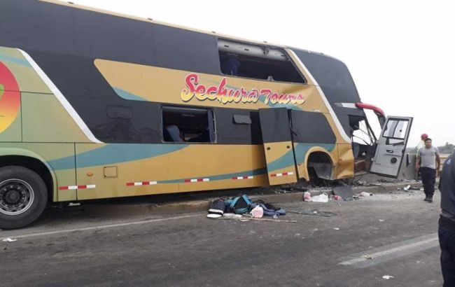 У Перу автобус з півсотнею пасажирів протаранив відбійник, є жертви