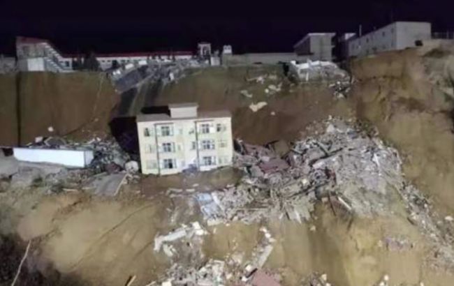 В Китае при обрушении дома из-за оползня погибли 7 человек