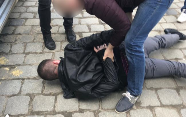 У Чернівцях на хабарі затримали інспектора ДФС