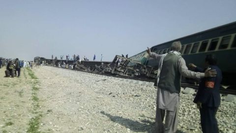 В Пакистане при взрыве поезд сошел с рельс, есть погибшие