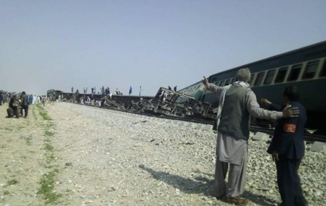 В Пакистане при взрыве поезд сошел с рельс, есть погибшие