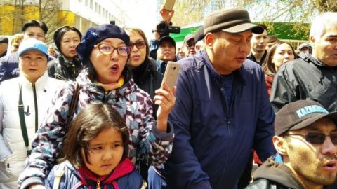 У Казахстані на мітингах проти дострокових виборів затримали десятки людей