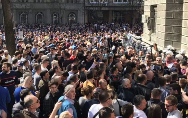 В Сербії протестувальники оточили резиденцію президента