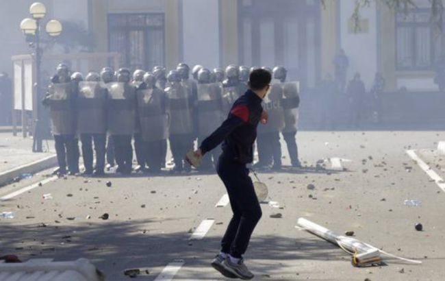 В Албании протестующие пытались штурмовать здание парламента