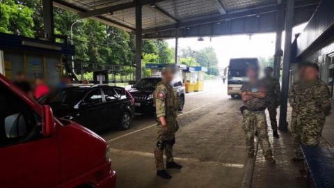 У Чернівецькій області затримали прикордонників за вимагання хабарів