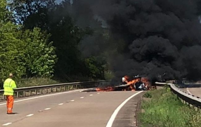У Британії легкомоторний літак впав на автодорогу