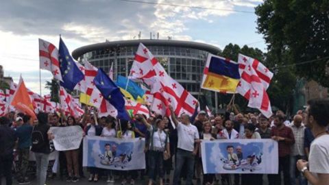 В Тбилиси проходит многотысячное шествие за отставку главы МВД