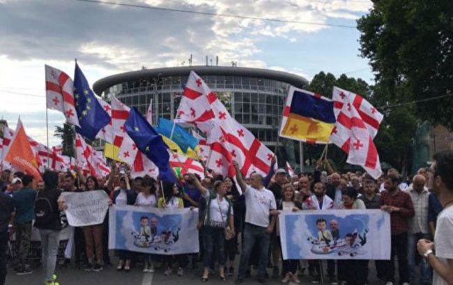 В Тбилиси проходит многотысячное шествие за отставку главы МВД