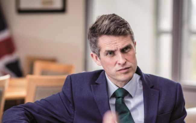 ЗМІ назвали іншу причину відставки міністра оборони Британії