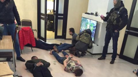 Правоохранители задержали участников крупной сети по продаже наркотиков