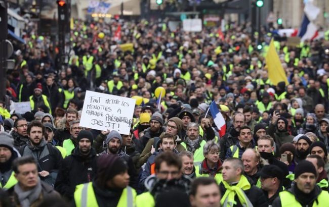 Во Франции на акциях "желтых жилетов" арестовали более 100 человек