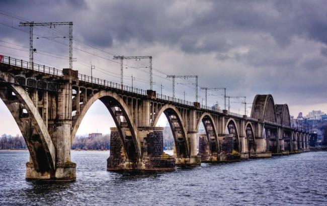 У Дніпрі закрили Амурський міст через повідомлення про мінування