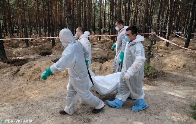 Под Купянском эксгумировали тела двух человек, которые погибли от обстрела РФ