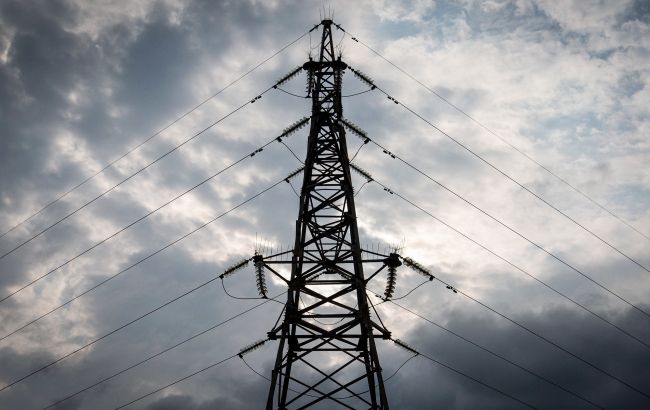 Сильний вітер призвів до відключень електроенергії у західних областях України