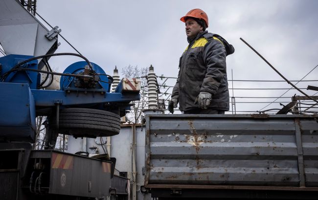 ДТЕК відзвітував про відновлення енергетики за тиждень: де відключень через обстріли було найбільше