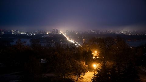 Киян попередили, що ситуація з графіками відключення світла у місті може змінитись