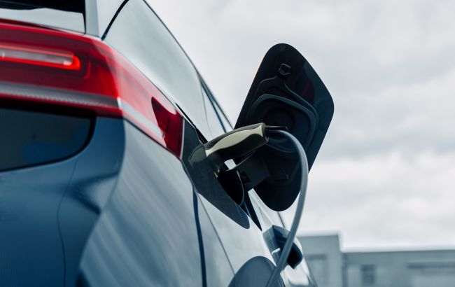 Подовжувач "з вікна"? Як заряджати електромобіль біля будинку законно та без штрафів