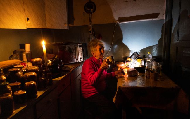 В Украине могут отключать электроэнергию на 8 часов за раз: к чему быть готовым