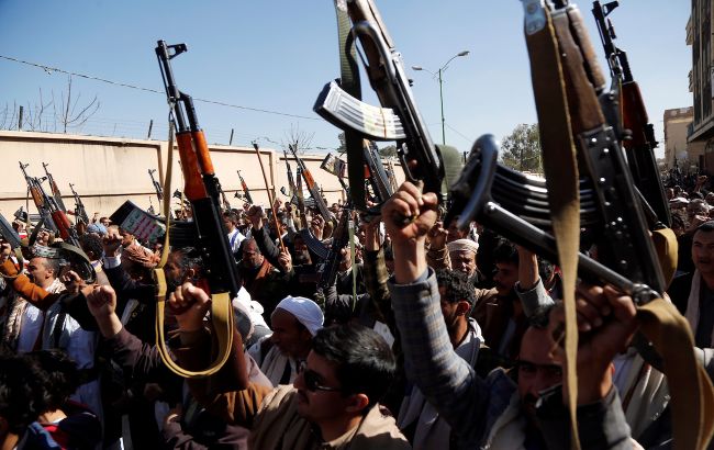 Вероятно, хуситы поразили ракетой контейнеровоз в первой за две недели атаке в Красном море