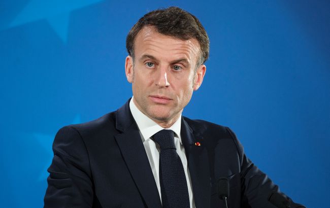 Макрон не збирається йти у відставку через урядову кризу у Франції, - ЗМІ
