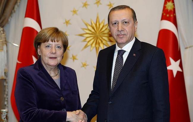 Меркель призвала Эрдогана к сдержанности в Сирии после ухода США