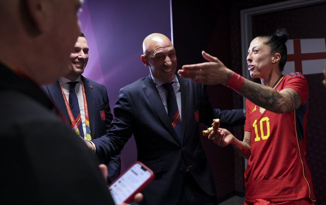 Здався без бою. Президент іспанської федерації пішов із посади через скандальний поцілунок