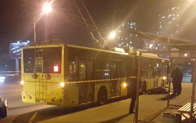 У Києві тролейбус розчавив робітника під час ремонту
