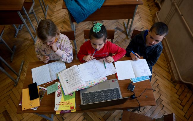 В Запорізькій області окупанти змушують дітей писати листи росіянам, - ЦНС