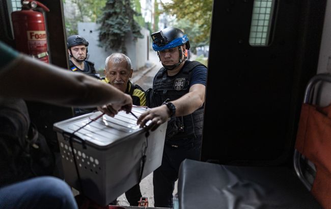 Поліцейські збили російський дрон під час екстремальної евакуації з Покровська (відео)