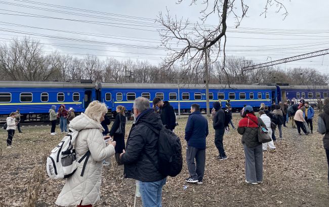 Росіяни атакували поїзд на Дніпропетровщині, людей встигли евакуювати