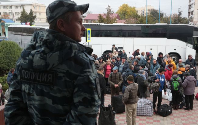 Россияне вывезли сотни коллаборантов из Херсонской и Запорожской областей в Крым