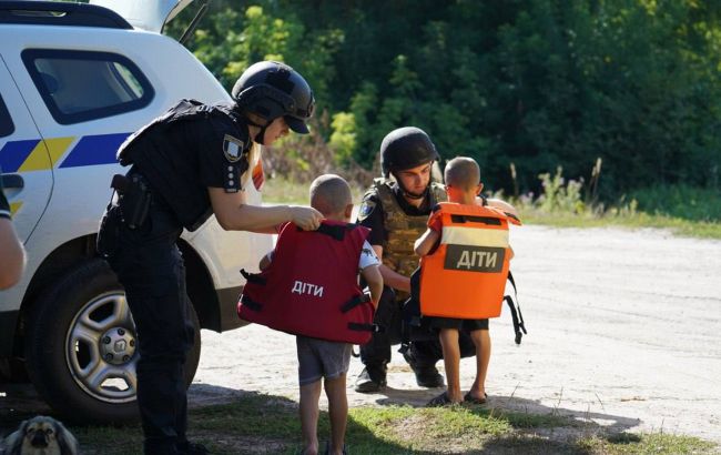 Примусова евакуація на Донеччині: понад 500 дітей вивезуть з Краматорської громади