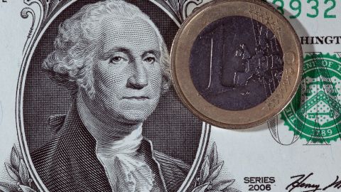 Нацбанк знизив курси долара і євро на 18-24 копійки