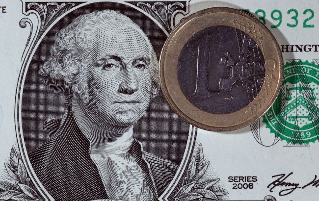 НБУ трохи знизив курс долара і євро