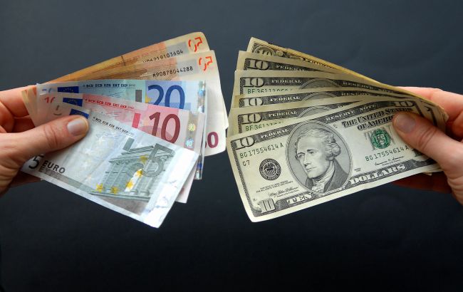 В НБУ назвали сумму сокращения резервов Украины из-за падения курса евро к доллару