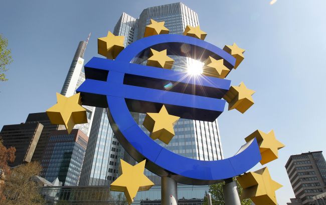 Євро впав до долара до мінімуму з початку року: що спричинило і яким буде курс