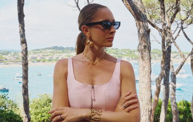Топ, широкі штани та золоті акценти: Катя Осадча підкорила елегантним "луком"