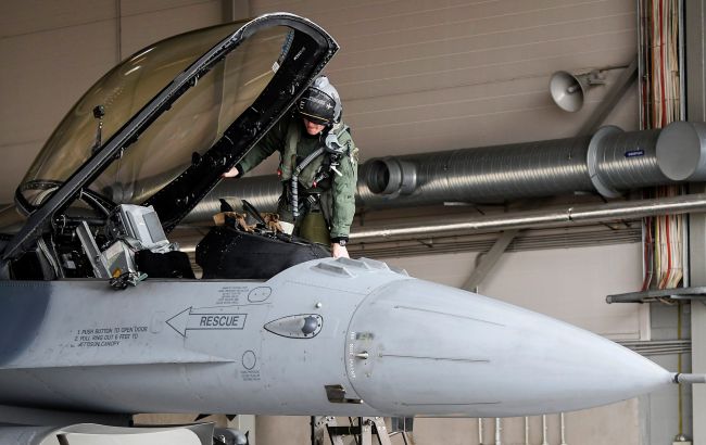 США планируют начать обучение украинских пилотов на F-16 в сентябре, - NYT