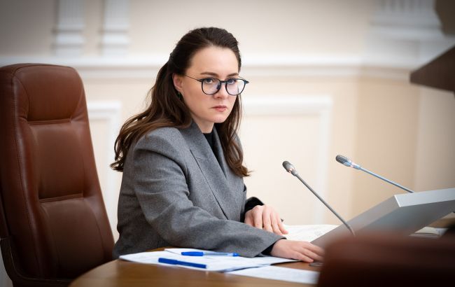 Кабмін зняв заборону на виїзд за кордон для жінок-чиновниць, але є обмеження